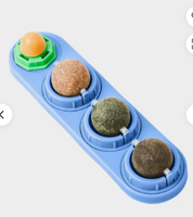 Schattig ecologisch kattenkauwspeeltje met meerdere smaken: kattenkruid+silvervine+gall fruit+katten snoep likbal, 360° draaibaar, aan de muur te bevestigen