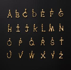 จี้สเตนเลสรูปตัวอักษรสีทอง18K คละจำนวนจี้ตัวอักษรสร้อยคอดีไซน์26รูปตัวอักษรไม้ไผ่จี้ตัวอักษร - Product Image 1