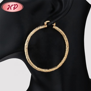 Pendientes <span class=keywords><strong>de</strong></span> Aro Económicos Nuevos y Elegantes para Chicas con Diseño Giratorio <span class=keywords><strong>de</strong></span> Diamantes en Oro <span class=keywords><strong>de</strong></span> 18K, <span class=keywords><strong>Aretes</strong></span> Tipo Huggie Bañados en Oro <span class=keywords><strong>de</strong></span> 18K - Product Image 4