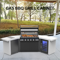 Centre de barbecue extérieur de luxe avec grill intégré, table de préparation et réfrigérateur à boissons éclairé pour terrasse