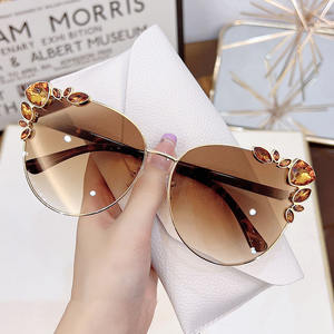 Échantillons NatuweCo lunettes de soleil polarisées pour femmes diamant brillant strass à l'intérieur lunettes cadre yeux de chat Design extérieur - Product Image 3