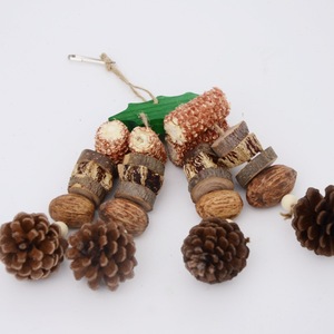 Juguete Colgante de Madera para Loros, Diseño de Árbol de Navidad, con Tiras de Nuez para Masticar, Decoración para Jaulas - Product Image 5