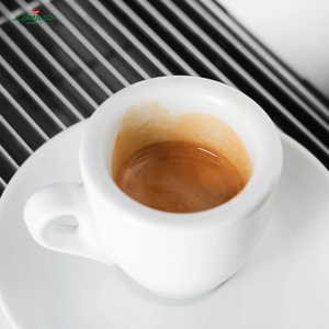 แก้วกาแฟเดมิทาสสีขาวเงา หนา 9 มม. รูปทรงไข่ ดีไซน์ไม่ซ้ำใคร เหมาะสำหรับบาริสต้าและร้านกาแฟสุดพิเศษ - Product Image 2
