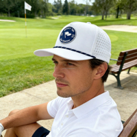 Gorra de Golf Personalizada con Corte Láser Perforado de 5 Paneles, Impermeable, Estilo Trucker, Visera Curva, con Cuerda y Logotipo de PVC
