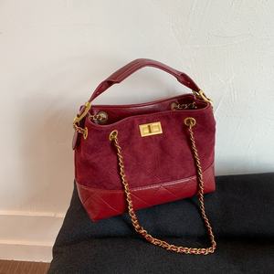 Sac fourre-tout hobo de luxe en cuir suédé 2025 pour femmes, sac à bandoulière marron personnalisé avec fermeture ouverte et chaînes décoratives - Product Image 5