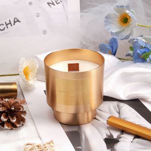 Bougie parfumée en cire de soja Blossom of Freedom dans un bocal en métal doré avec mèche en bois, aromathérapie, 290 g - Product Image 3