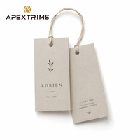 Étiquettes suspendues APEX imprimées avec logo de marque personnalisé, étiquettes volantes personnalisées en usine, design personnalisé, étiquettes suspendues en papier pour vêtements
