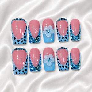 Lot de 10 <span class=keywords><strong>faux</strong></span> <span class=keywords><strong>ongles</strong></span> carrés faits main motif guépard bleu léopard avec pointe noire et fleurs 3D en strass, couleur bleu clair - Product Image 1