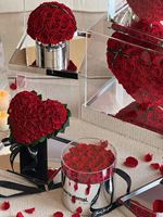 Arrangement de roses rouges préservées multi-formes dans une boîte en acrylique, cadeau de fleurs éternelles pour la Saint-Valentin