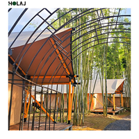 Tente de glamping de luxe avec mur en verre panoramique, imperméable, structure en bois, tente de safari pour hôtel, idéale pour les projets d'hébergement en resort