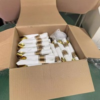 Lot de 50 couverts en plastique argenté pré-ensachés en gros d'usine, avec serviette, pour fêtes et mariages