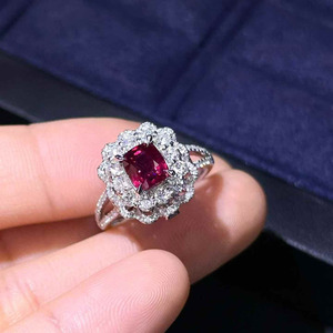 Anillo de rubí natural color sangre de paloma de 1.36 ct en oro de 18 quilates con pavé de 99 diamantes sudafricanos de alta calidad, total de 0.96 ct, certificado AIGS+NGTC - Product Image 3