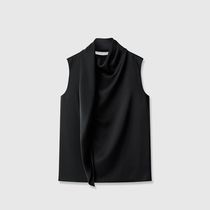 Haut à col bénitier en soie 100% beige pour femme, nouveau style d'été, dos ouvert drapé avec décoration boutonnée, style décontracté - Product Image 1