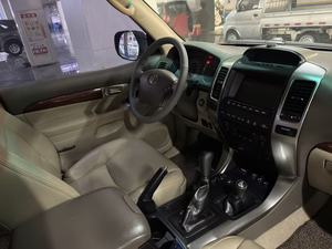 Toyota Prado 4.0 avec châssis surélevé, téléviseur au plafond, peinture 100% d'origine, sans accident, sans retouche, état authentique, bien entretenu, SUV 2004 - Product Image 4