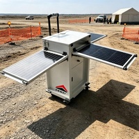 Tour de surveillance solaire mobile avec 3 panneaux solaires de 45W et un mât manuel de 2 mètres pour la surveillance routière