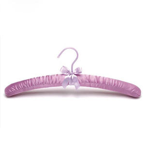 Cintres rembourrés Owentek Chrome Satin <span class=keywords><strong>Blanc</strong></span> de 3,2 cm d'épaisseur pour vêtements féminins, robes de mariée et manteaux/costumes - Usage en magasin - Product Image 5