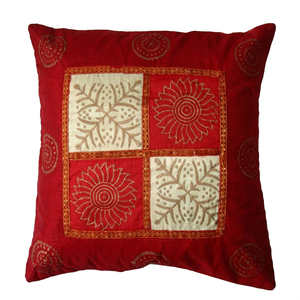 Housse de coussin brodée à la main - Product Image 1