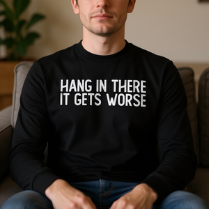 Camiseta de manga larga sarcástica con la frase: Hang In There It Gets Worse - Product Image 3