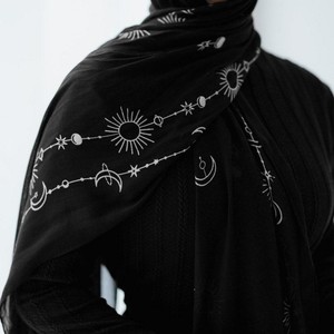 2025 Personnalisé Élégant Floral Respirant Quatre Saisons Bandeaux Modal Hijab Conception Croissant Soleil Classique Foulards Châles Arabe - Product Image 3