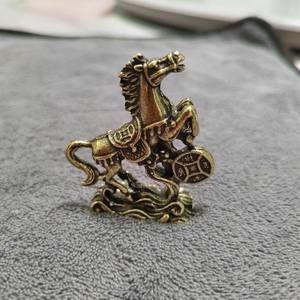 รูปปั้นม้าทองเหลืองเหยียบเหรียญนำโชค ของตกแต่งโต๊ะทำงานตามหลักฮวงจุ้ย รูปปั้นสัตว์ตามปีนักษัตร งานฝีมือทองแดงแท้ ของสะสม - Product Image 3