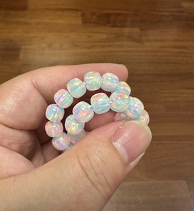 Cuentas de Ópalo Sintético Blancas de 1.5mm con Orificio para Hacer Pulseras - Product Image 5