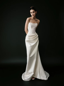 Váy dạ hội satin trắng hoàng gia phong cách Dubai sang trọng, cổ cao, đính pha lê, tay dài, xếp tầng hoa - kiểu dáng váy cầu - Product Image 2