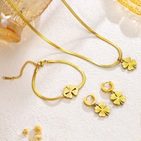 Set Perhiasan Wanita Kalung, Gelang, dan Anting Bunga Semanggi Berdaun Empat dari Baja Anti Karat 316L dengan Rantai Ular Pipih