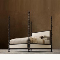 Lit à baldaquin classique haut de gamme en laiton vieilli avec poteaux décoratifs à têtes de clous et panneaux crème pour chambre à coucher, personnalisable OEM/ODM