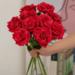 थोक पुष्प रेशम गुलदस्ता कृत्रिम फूल लाल सफेद गुलाब के फूल घर की शादी के सजावटी फूलों के लिए
