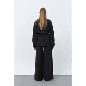 Ensemble tunique et pantalon noir pour femme Puane avec détail de passepoil au dos - Tenue moderne et confortable en deux pièces pour un style au quotidien - Product Image 4