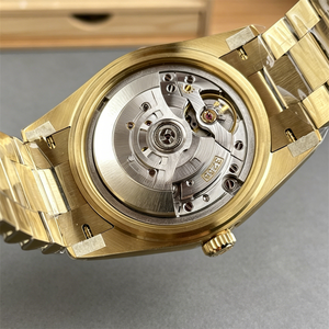 Reloj de Pulsera Mecánico de Oro para Hombre con Esfera de Nácar, Visualización de Día y Fecha, Cierre Plegable, Movimiento Calibre 3255 - Product Image 3
