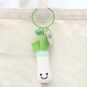 Colgante de cebollino y ajo hecho a mano con ganchillo, llavero tejido, adorno para bolso, adorno de lana. - Product Image 2