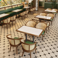 Design d'intérieur d'hôtel 5 étoiles de luxe, mobilier de restaurant moderne et écologique en bois et tissu velours, ensemble table et chaises