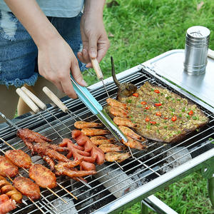 Ensemble d'outils de barbecue d'extérieur, cinq pièces, en acier inoxydable, avec manche en bois, accessoires de grillade pour retourner les aliments et pique-niques - Product Image 1