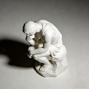 Statuetta del Pensatore Seduto Bianco - Statua Classica del Filosofo in Resina per Arredamento Casa e Ufficio - Product Image 4