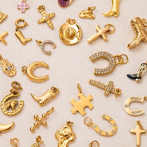 Fe y Fortuna |   Colgantes Vintage con Baño de Oro PVD de 18K: Cruz, Herradura e Hamsa |   Colgantes Impermeables, Hipoalergénicos y Duraderos - Product Image 2