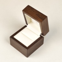 Boîte à bijoux en bois plaqué foncé avec doublure en microfibre, logo personnalisé, boîte de rangement carrée de luxe pour bagues, idéale pour mariage, fiançailles, demande en mariage, cadeau
