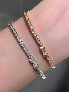 Bracelet jonc en or massif 18 carats avec diamants, motif nœud et étoile matelassé pavé de diamants, collection de joaillerie fine pour femme - Product Image 3