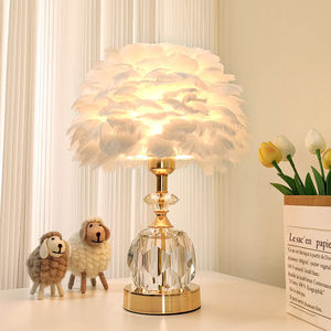 <span class=keywords><strong>Lampe</strong></span> de table LED <span class=keywords><strong>moderne</strong></span> en fer avec plumes rouges et lumière blanc chaud à intensité variable pour chambre à coucher, design tendance 220V - Product Image 1
