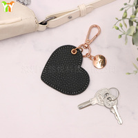 Pendentif Cœur Noir Tendance en Cuir PU Unique avec Porte-clés – En Stock – Décoration Quotidienne pour Sacs à Main – Cadeaux pour Filles