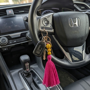 Porte-clés en rayonne rose avec pompon et perles en bois, accessoire décoratif pour clés de voiture - Product Image 1