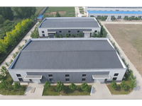 Entrepôt préfabriqué en acier moderne, durable et résistant au vent, pour le stationnement des tracteurs, le stockage du foin et les équipements miniers