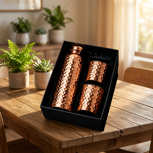 Juego de Botella de Agua de Cobre Martillado con Tapa y 2 Tazas, Moderno, Portátil, en Caja de Regalo - Product Image 1
