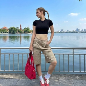Shorts kaki élégants et décontractés pour femmes, vêtements de travail, logo personnalisé, haute qualité, approvisionnement direct d'usine de confection au Vietnam - Product Image 1