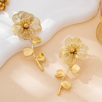 Boucles d'oreilles pendantes sculptées en forme de branche florale, plaquées or, creuses, motif feuille de fleur, pour femme, bijoux fantaisie OEM/ODM