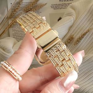 Montre à quartz pour homme et femme, bracelet en alliage de luxe, style crocodile, cadran rond simple et élégant, chiffres romains, lunette sertie de strass - Product Image 5