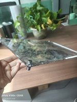 Plateau de service moderne en acrylique avec feuille d'or personnalisée pour la challah du Shabbat, avec pieds de support en laiton transparent à double couche, montage facile