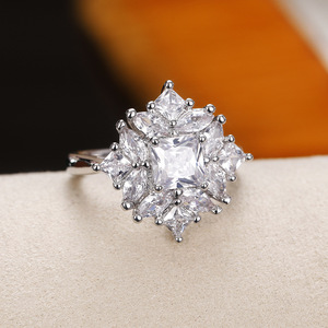 Anello di fidanzamento con pavé floreale per donna, elegante gioiello da dito per feste - Product Image 5