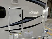 Camping-car de luxe à grand espace, en fibre de verre, avec finition miroir brillante, pour les séjours en station de ski hivernale