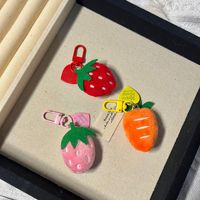 Lot de porte-clés et pendentifs en peluche 3D en forme de fruits (carotte, fraise) mignons et kawaii, mini jouets en peluche doux, breloques pour sac, cadeau pour fille